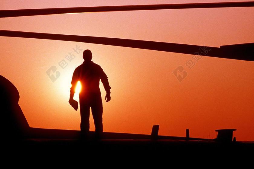 红色光影夕阳下的男子背影影子落日背景图片
