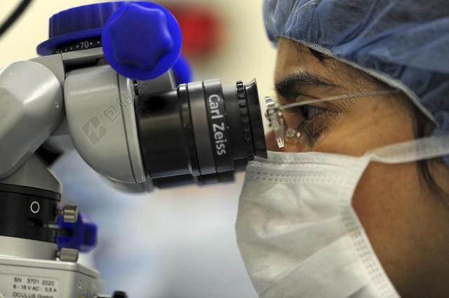 蓝白医疗机械人工观察器械科学技术背景图片