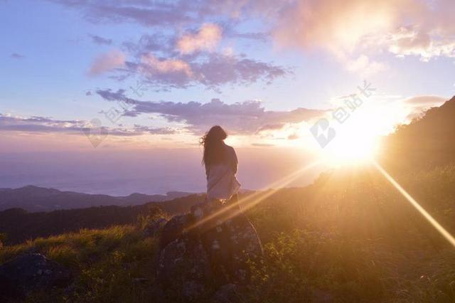 山 女孩 太阳 日落 光明 光 阳光 现场 景区