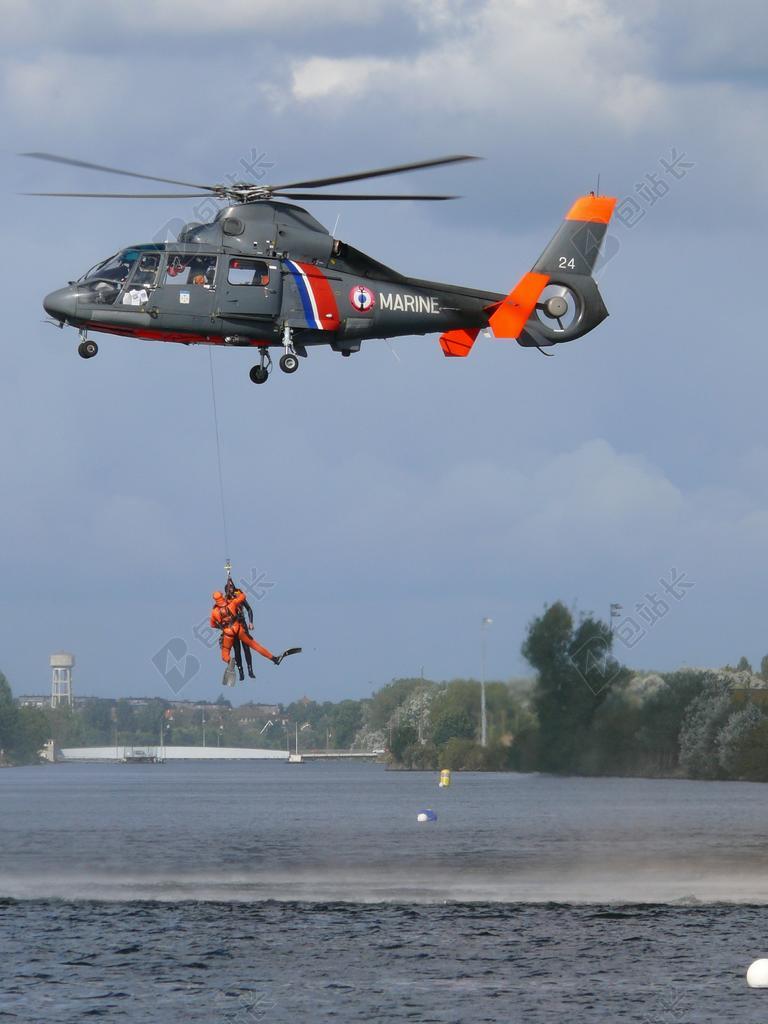 救援 救援人员 直升机 海 转子 驱动程序 海难 天空 侧