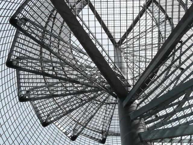 灰白建筑复杂旋转的钢架楼梯建筑设计现代背景图片