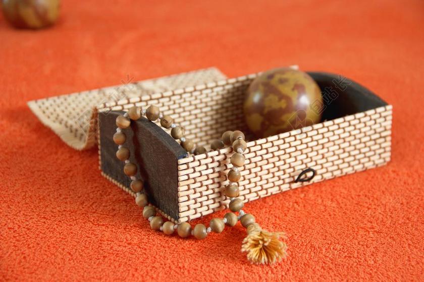 棕黄寺庙庄严盒子里的佛珠等寺庙信仰背景图片