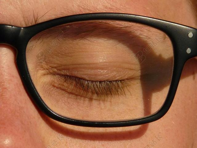 黄黑人体细密眼睛特写近照人体眼睛背景图片