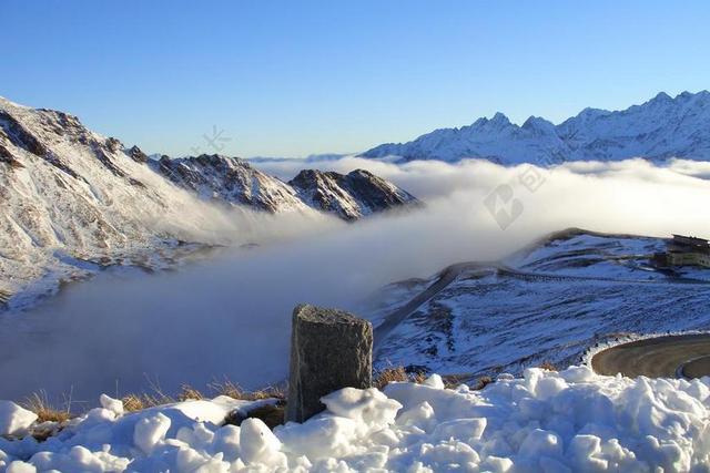 自然风景云雾和雪山背景图片