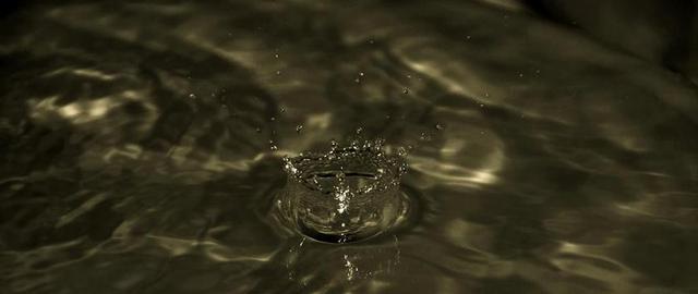 绿色清澈荡漾的水纹水波纹背景图片
