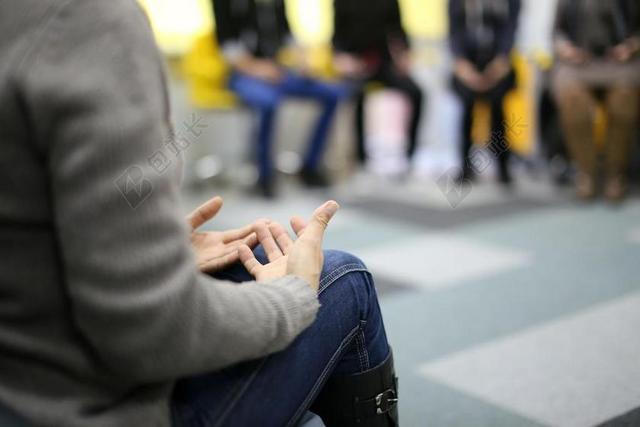 彩色人群轻松人们围坐在一起讨论治疗人群背景图片