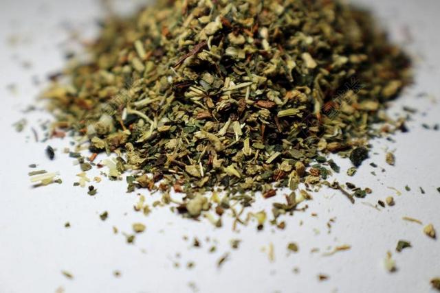 调料纸上的碎香料背景图片