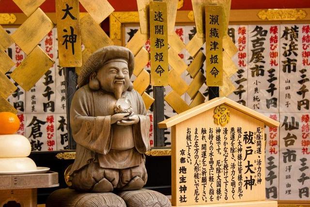 黄灰文化日式小人和牌子祈福神社寺庙背景图片
