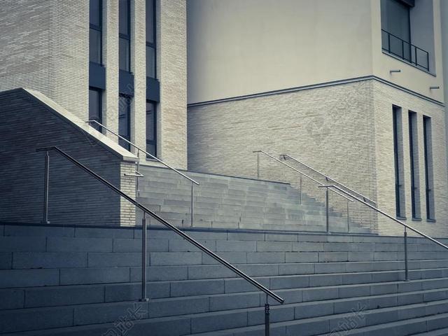 灰色建筑现代高楼门前的石阶建筑设计街景背景图片