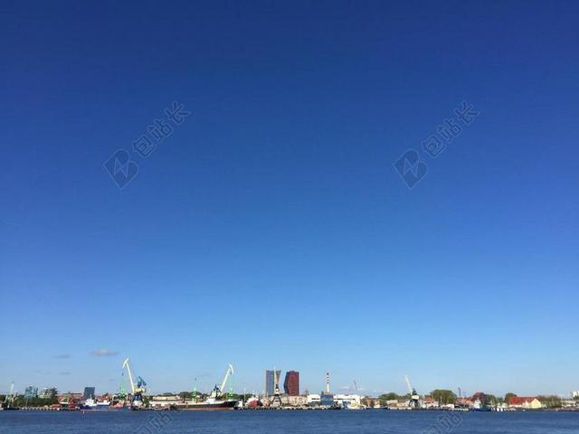 蓝色唯美蓝下的建筑群城市风景自然天空背景图片