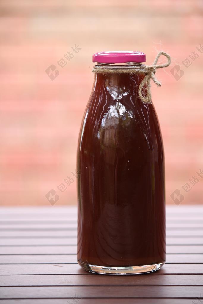 红色植物香浓装在瓶子里面的果酱食物果酱背景图片
