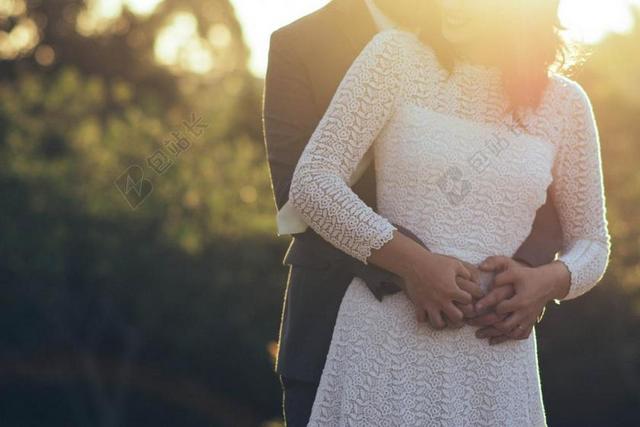 黑白人物有爱拥抱的情侣爱人情侣结婚背景图片