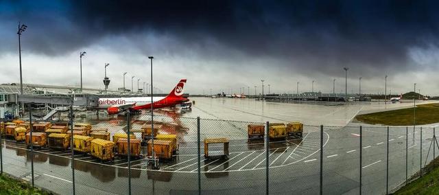 航空阴天的机场背景图片