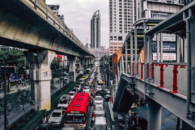 彩色城市风景高楼和大街汽车等街景城市背景图片