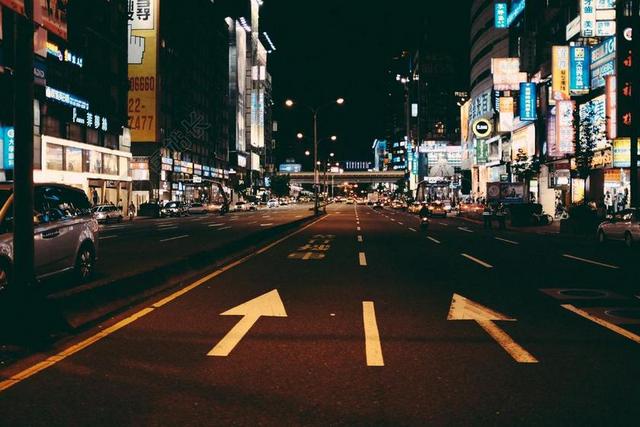街 路 广告牌 标志 领导 汽车 城市 亚洲 夜