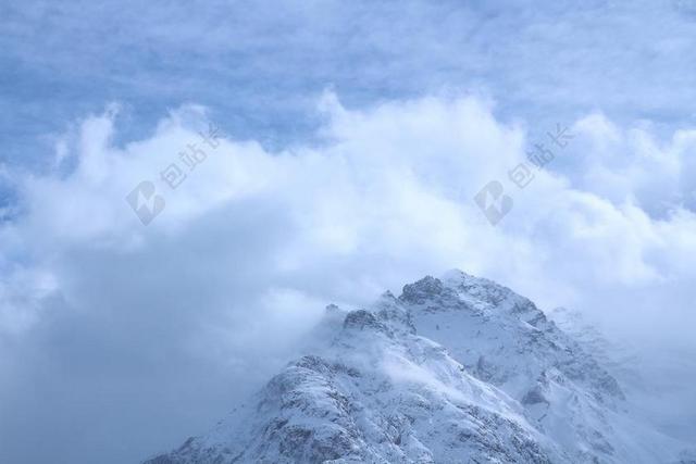 白色雪山雾天气背景图片