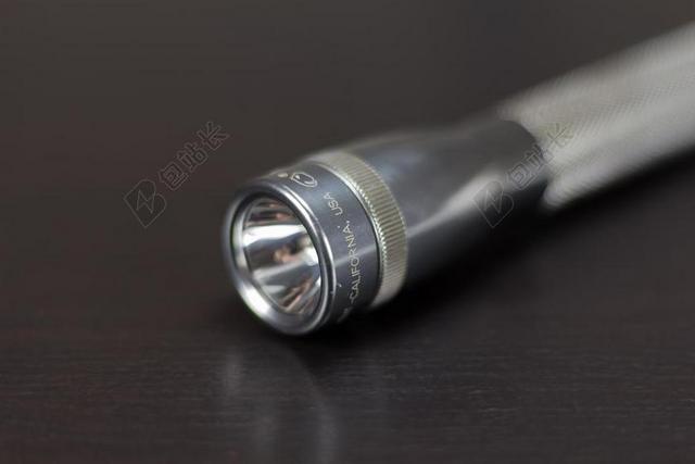 黑白金融商务手电筒夜光背景图片