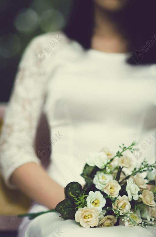 白色婚庆唯美新娘直发手捧花背景图片