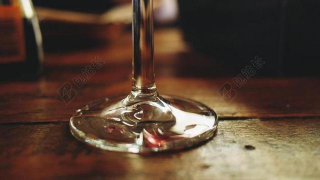 酒吧 葡萄酒 玻璃 玻璃 木 表 酒精 喝 餐厅 饮料
