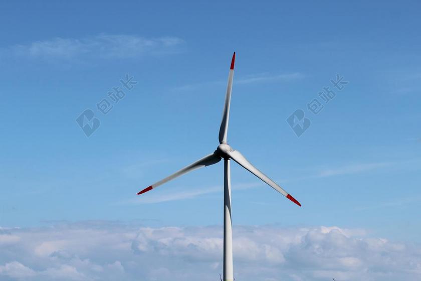 蓝白能源自然蓝天下的转动风车能源风力背景图片