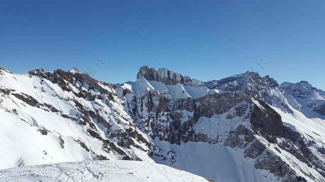 蓝白自然秀丽蓝天下的雪山自然雪景背景图片