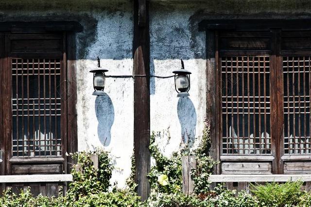 建筑古风木质门灯背景图片