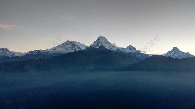灰色自然精密天空下的群山自然景点背景图片
