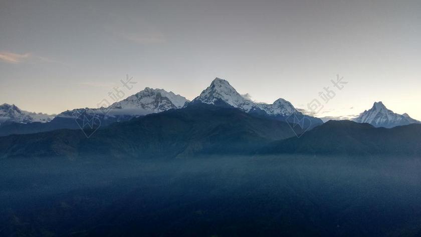 灰色自然精密天空下的群山自然景点背景图片