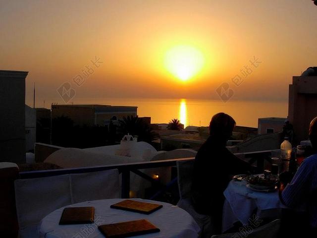 黄色建筑浪漫夕阳余晖渐变城市背景图片