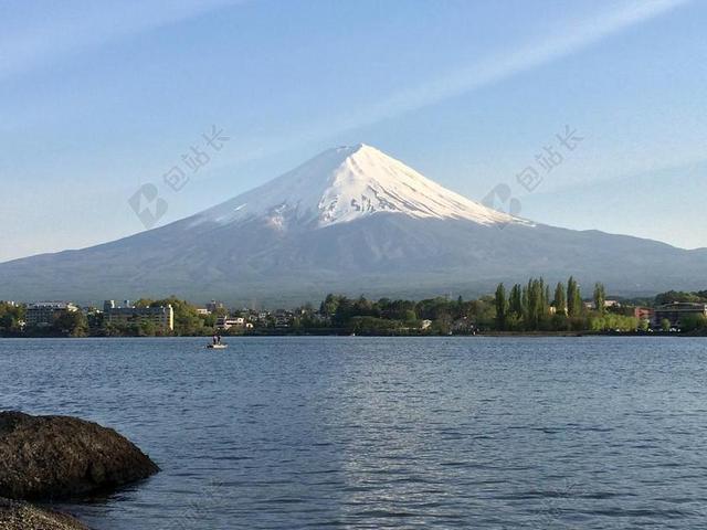 自然风景远处的日本富士山背景图片