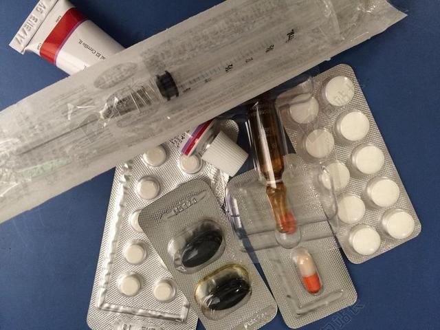 蓝色医疗纹理堆积的药品背景图片