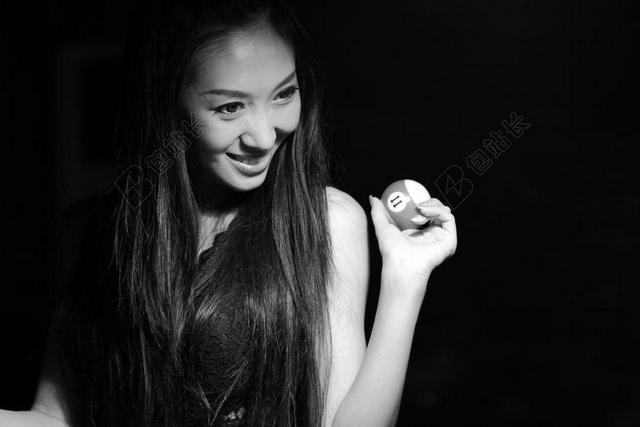 黑白艺术唯美女性微笑手持台球背景图片