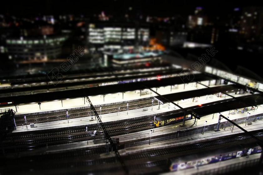 黑白建筑唯美城市夜晚街道背景图片