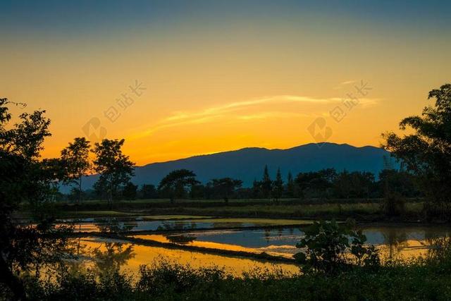 日落 山 自然 景观 天空 日落的时候 太阳 夏天 阳光