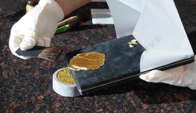 黑色金融商务金箔制作工序背景图片