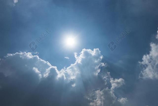 自然阴云和太阳背景图片
