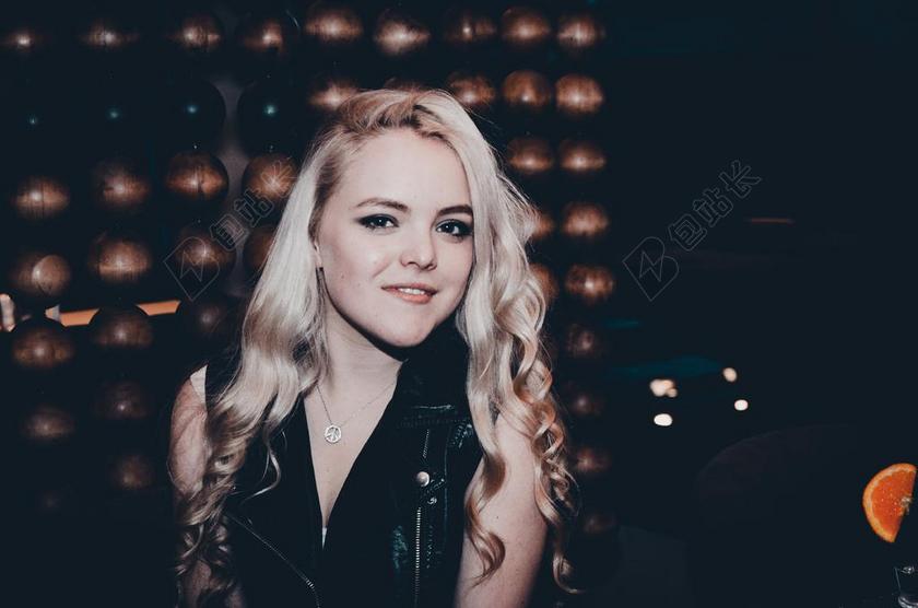 黑色艺术唯美金发女性皮甲灯光背景图片