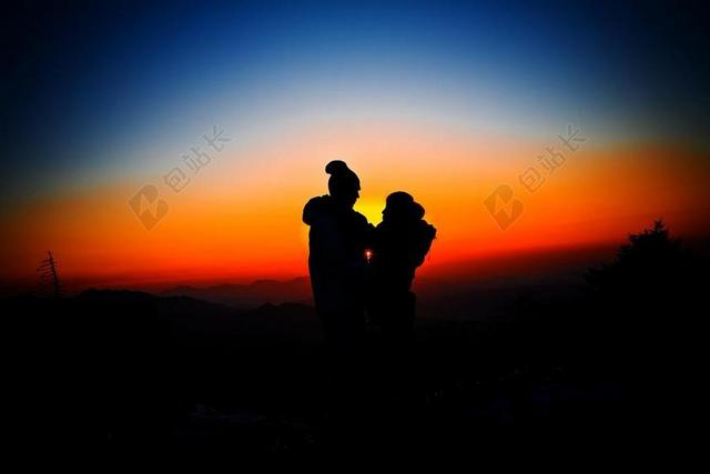 黄色婚庆唯美夕阳晚霞情侣剪影背景图片