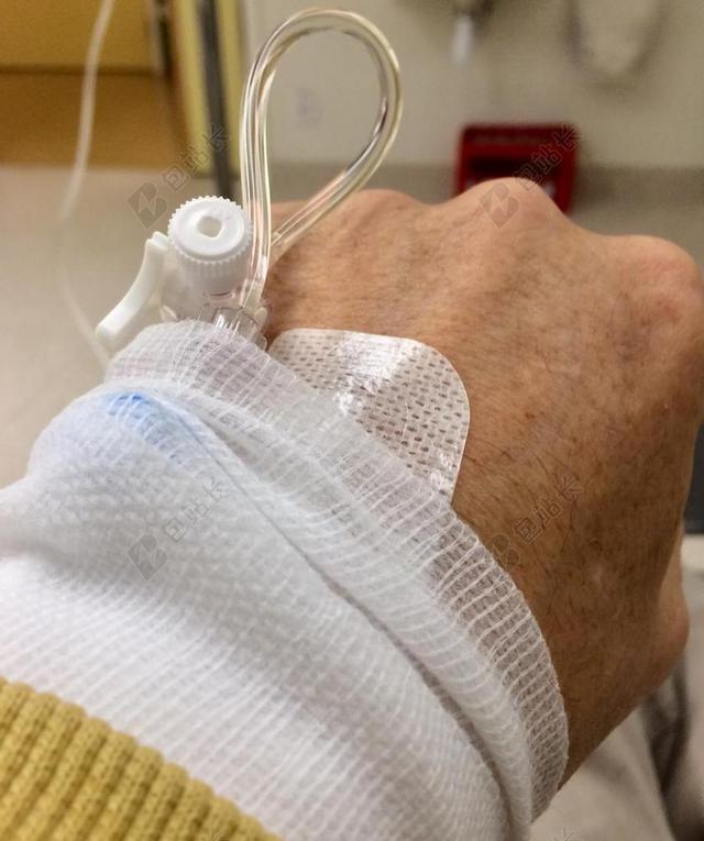 医疗生病打针的手背景图片