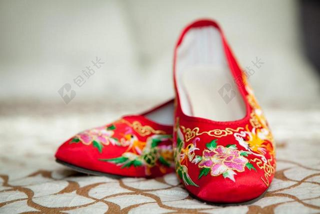 红色服饰纹理美丽的红布鞋背景图片