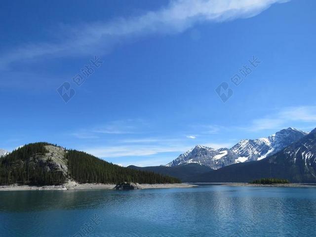 自然风景湖水和远山背景图片