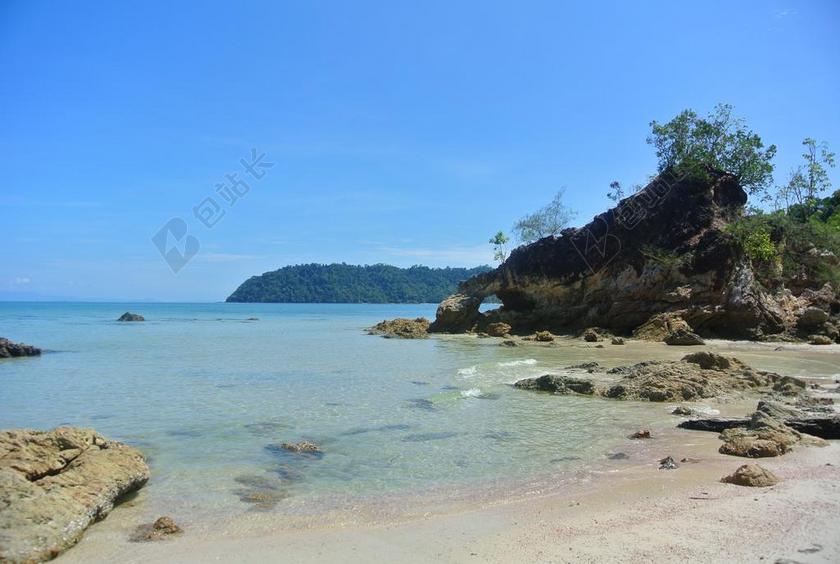 蓝色唯美海滩樵石背景图片