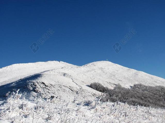 蓝白唯美雪山背景图片