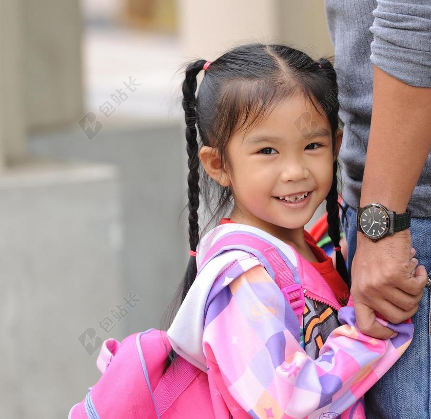 白色靓丽童真小女孩笑容背景图片