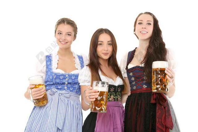 白色靓丽女人拿啤酒背景图片