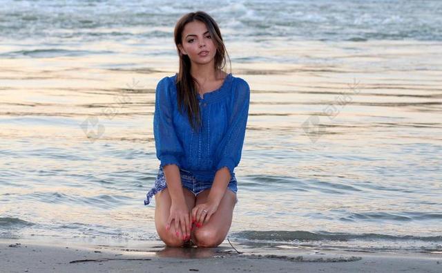 女孩 水 波浪 美女 声色 在晚上 褐发