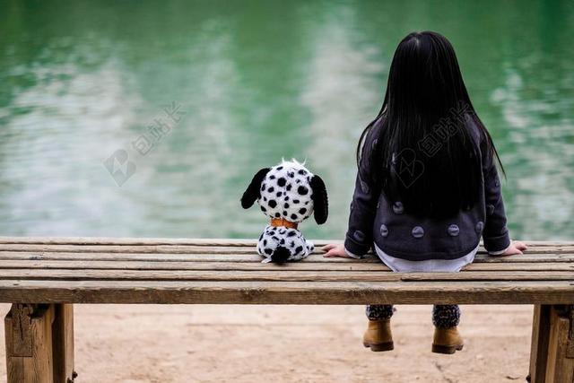 清新小孩背影小狗背景图片