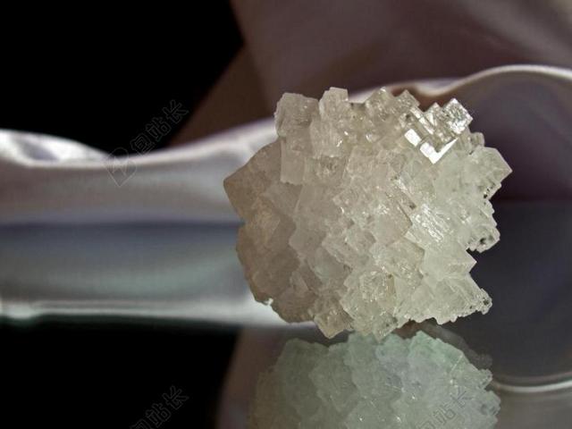 白色水晶晶体背景图片