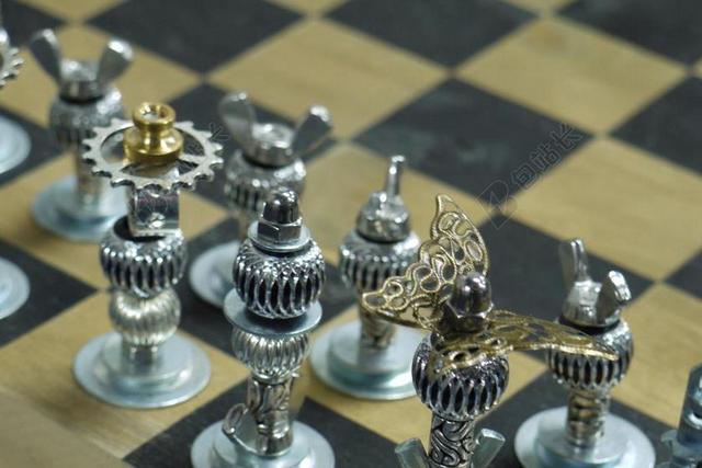 物品特写银色金属国际象棋棋子背景图片