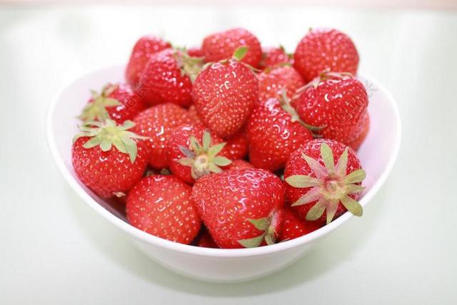 白色鲜嫩新鲜草莓背景图片